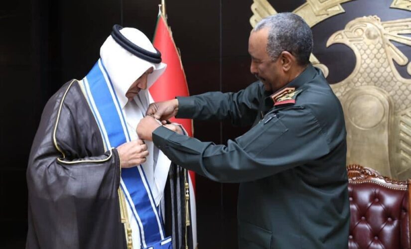 رئيس مجلس السيادة يستقبل سفير دولة الكويت بمناسبة إنتهاء فترةعمله